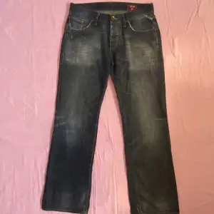 Supercoola jeans med snygg wash. Dom är low/midwaist med vida ben⭐️ Om man vill ha dom fraktade så tillkommer fraktkostnad