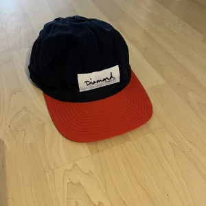 Diamond keps  - En clean och väldigt skön Diamond skateboards keps. Bra skick och varierad storlek.