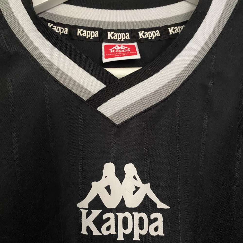 Snygg svart Kappa t shirt i glansigt material och i bra skick!. T-shirts.