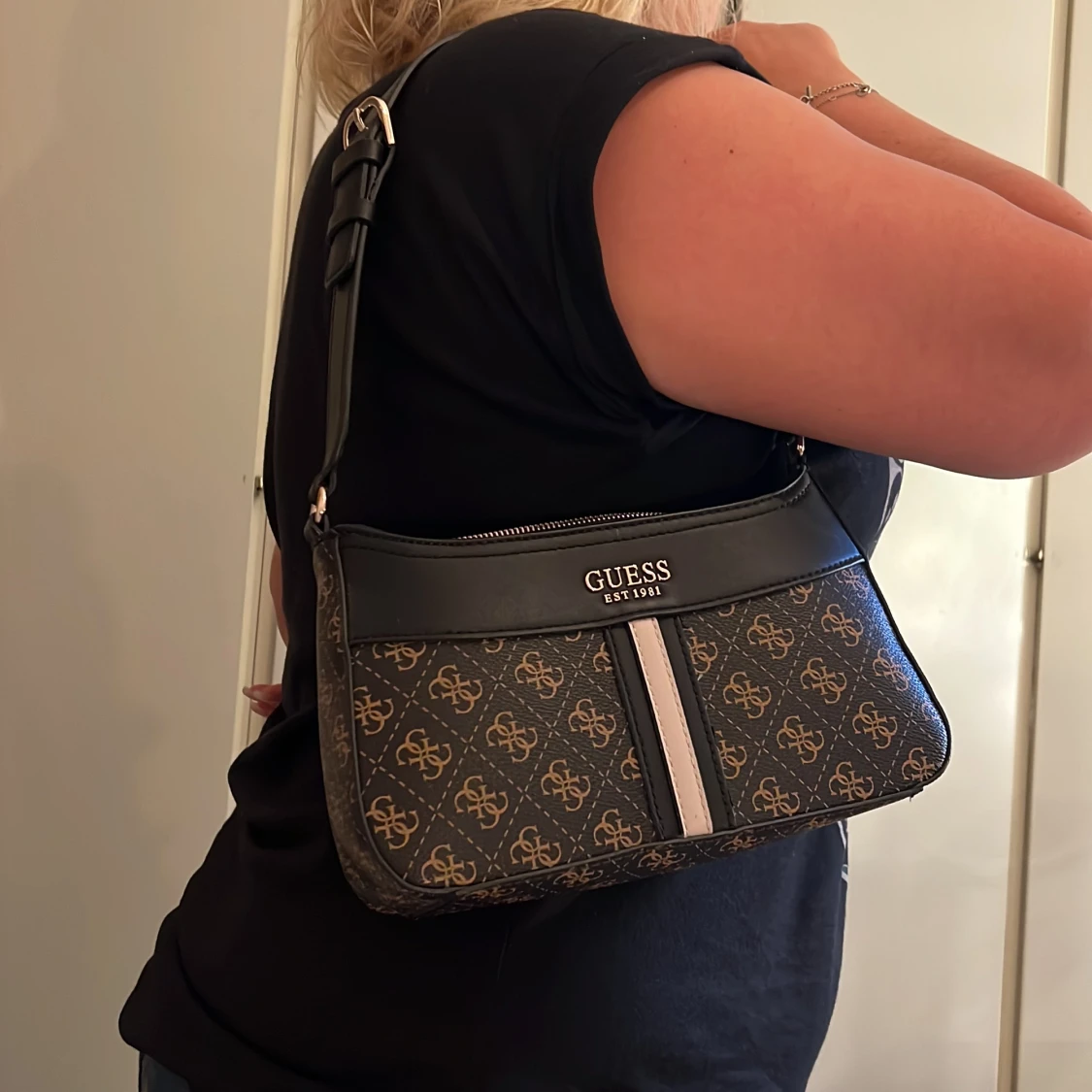 Guess axelremsväska  - 90