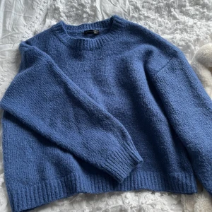Stickad tröja - Så fin stickad tröja, aldrig använd, storlek L, jag är Xs/S för referens, köpt för 500kr, (ej stickig), buda eller köp direkt för 300kr.