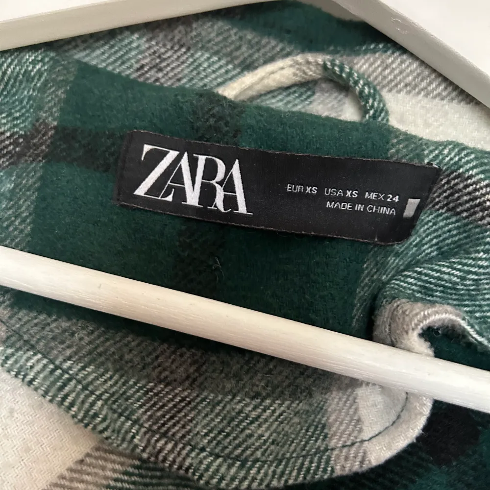 Intressekoll på rutig jacka från Zara i flanell  Storlek XS Flitigt använd  Fint skick, de ända som är är att den är lite nopprig  . Jackor.