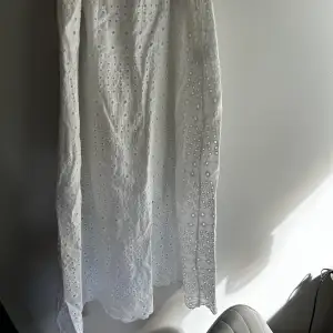 En vit kjol från en liten butik i Frankrike som är vadlång på mig som är 170, jättefint material och fint broderad🤍🌺köparen står för frakt