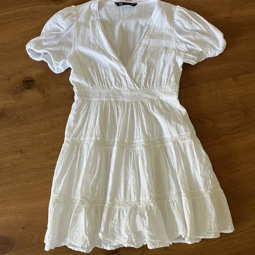 Säljer en super fin vit klänning från Zara💕 Kläningen är använd 3 gånger och i fint skick💕. Klänningar.