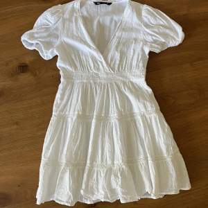 Säljer en super fin vit klänning från Zara💕 Kläningen är använd 3 gånger och i fint skick💕