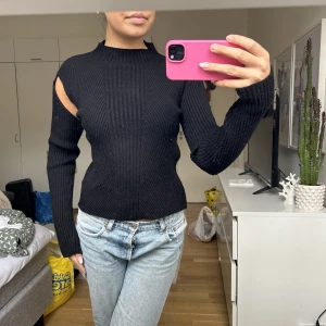 stickad topp - säljer denna stickade topp från nakd i strl S. lite nopprig.