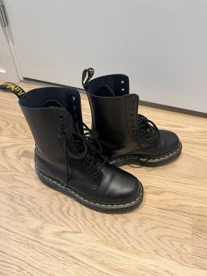 Dr Martens  - Säljer mina Dr Martens, köpte de från Zalando för 2300kr. Har haft de i ett år nu med har inte kunnat har de på mig för de är en storlek för liten, har haft de på mig max 3 gånger, men ser ut som ny.