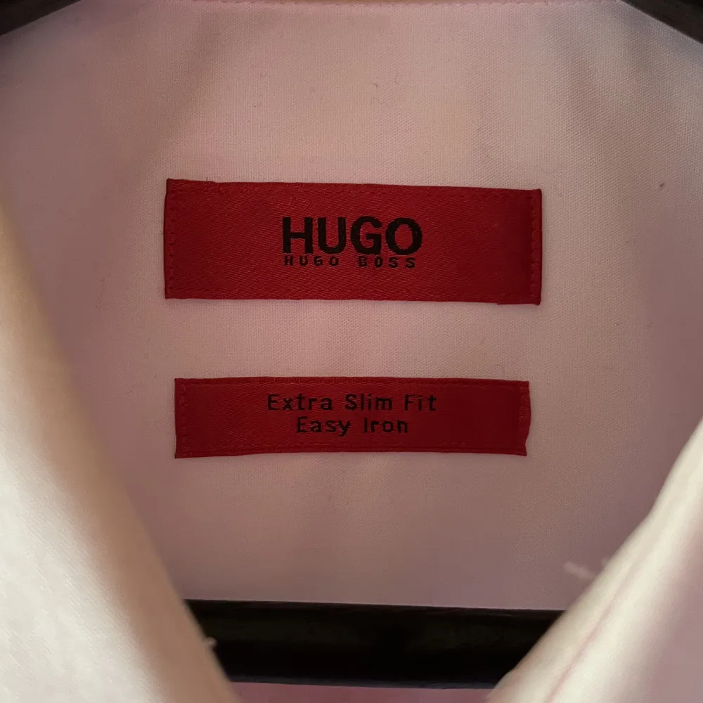 Ljusrosa Hugo Boss skjorta använd ett fåtal gånger, passar M. Skjortor.