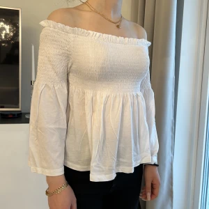 Vit topp - Säljer min topp då den inte kommer till användning längre. Finns lösa trådar på insidan av toppen. Kontakta mig för fler bilder. Bra skick i övrigt, väldigt stretchig. Strl XS, men passar ovkså XXS.