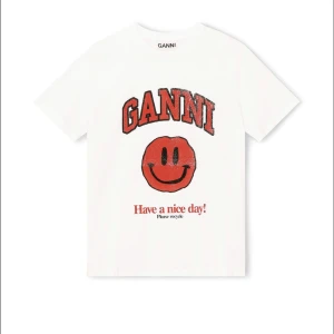 Ganni t-shirt  - Nästan helt ny. Köpte den på NK i Stockholm för inte så länge sedan. Kan skicka bilder på den privat. Nypris är 895kr. 