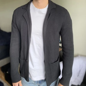 Stickad Cardigan sir of sweden  - Stickad kavaj cardigan från sir of sweden. Nypris 1699, säljs pga för liten storlek 