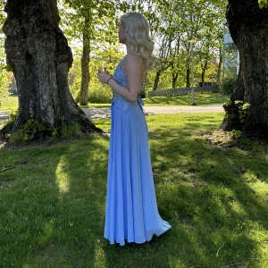 Blå balklänning - Säljer min fina balklänning från JJsHouse! Endast använd en gång och väldigt fint skick! Den är uppsydd för att passa mig som är 164 cm lång! Köpt för 3000kr, säljer för 1500kr. 