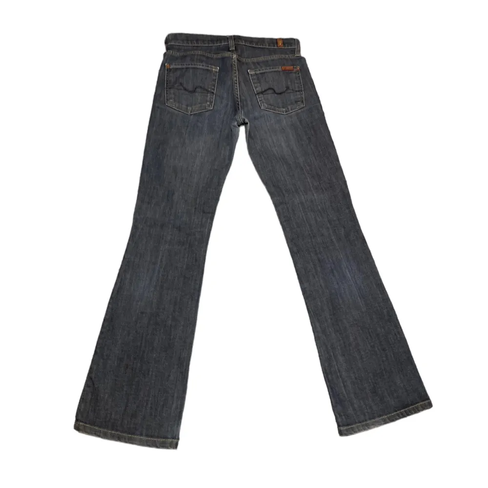 Lågmidjade bootcut Seven For All Mankind jeans i mörk wash, storlek 26. Köpta för 500kr på tradera 💘. Jeans & Byxor.