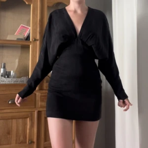 Svart kort klänning - Svart minidress från Zara. Såå fin men har tyvärr blivit för tajt för mig. Älskar armarna, den är verkligen perfekt. Storlek xs, superbra skick💖