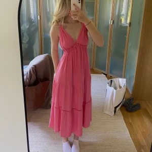 Klänning - !Helt oanvänd! Superfin klänning från bershka💕Köpt förra året men aldrig använt<3 Jag är 167cm lång för referens. Budgivning vid stort intresse!