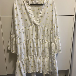 Blommig klänning - Blommig klänning från Only i strl M. 🌸🌟💖💚💙