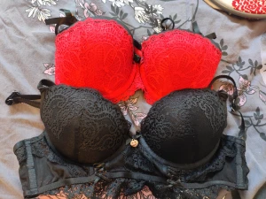 Bh och top - Bh storlek 80-85B. 50 kr/st Top storlek s. 50 kr