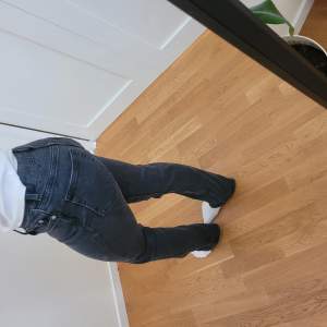 Svarta jeans modell twig från weekday, fint skick 
