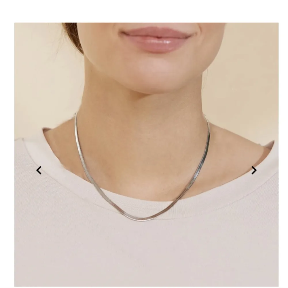 Stilrent halsband i blankt rostfritt stål. Bara använts ett fåtal gånger och har inga tecken på användning 💞. Accessoarer.