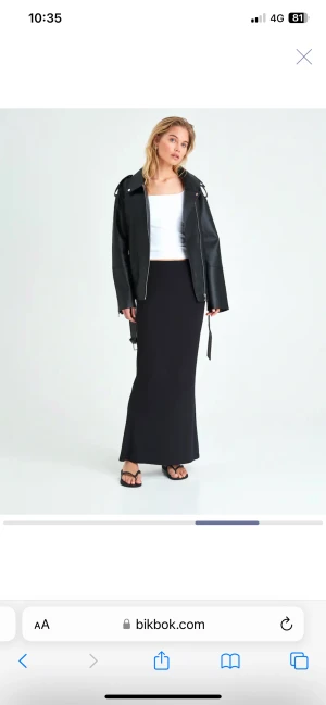 Bikbok maxikjol  - INTRESSEKOLL!! Kjolen är i stl S och är oanvänd med prislappen kvar. Kjolen är slutsåld online❤️Skicka bud vid intresse! 