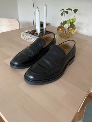 Svarta loafers från Arket i storlek 45. Endast använda ett par gånger då dem tyvärr är aningen för stora för mig. Inköpta för 1.600 kr. Köparen står för frakt.