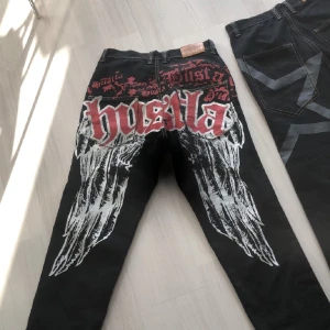 Jeans - Hittade några gamla jeans, säljer dem för att det inte kommer till Användning, väldigt bra skick och inga skador, Jag är ungefär 180 och dem är lite för långa för mig, (OBS) min kamera är sönder och därför ser bilderna lite dåliga ut. Fråga om fler bilder