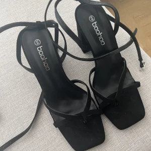 Svarta klackar - Supersnygga svarta klackar med bredare passform. Supersköna och enkla att gå i ☺️Klackhöjd 9,5cm  Använd sen gång på ett bröllop, men sen tyvärr inte kommit till användning. 