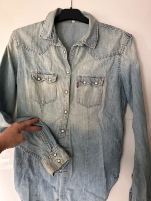 Vintage Levis skjorta - Vintage Levis jeans skjorta, pärlemoknappar.