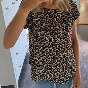 Leopardmönstrad blus  - Leopardmönstrade blus från Only. Fint skick och knappt använd. 