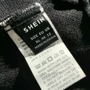 Vårkappa - Jättefin svart vårkappa. Lagom tunn med en stor huva och skärp. Ny! Aldrig använd. 