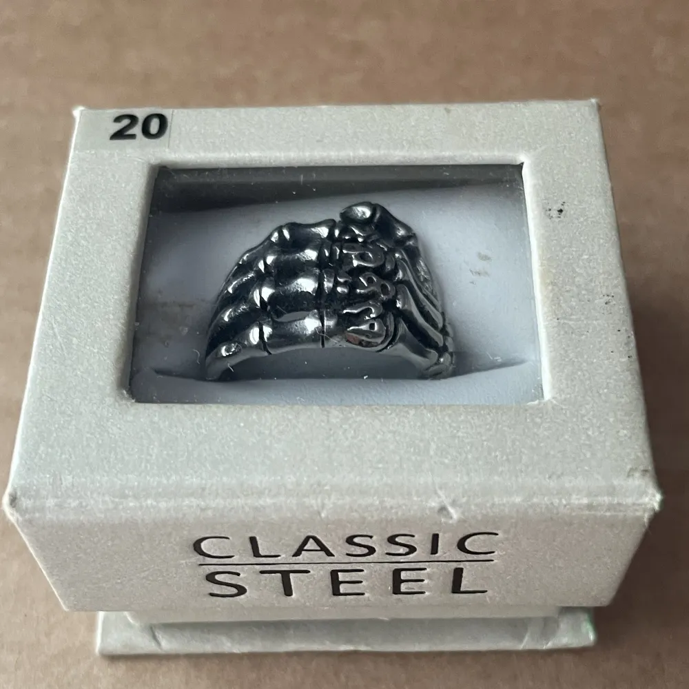 Cool silverring i storlek 20. Accessoarer.