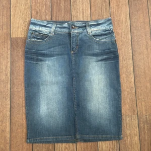 Kjol från Only - Jättesnygg men för liten för mig. Passar Small.