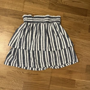 Randig kjol  - En fin randig kjol. Jag säljer denna för den inte kom till någon användning. 