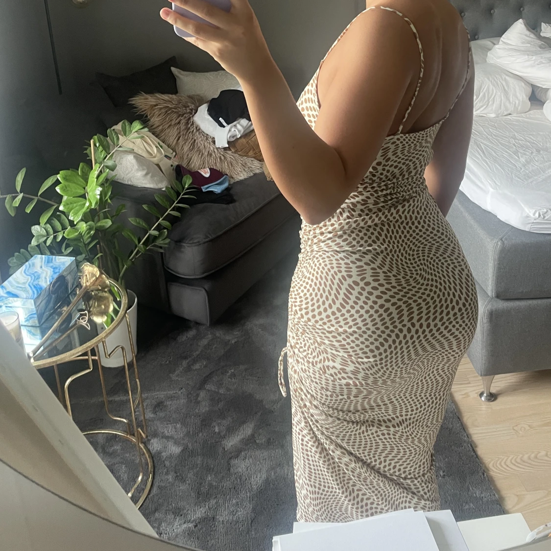 Mönstrad figursydd klänning