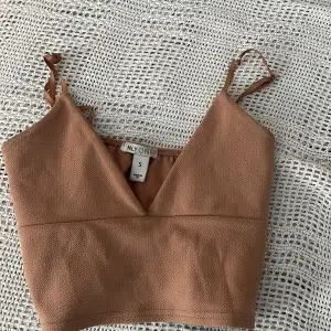 Nude/beige färgad crop top. Originalpris 299 kr. Säljer för 70 kr. Använt en gång. Gott skick. 