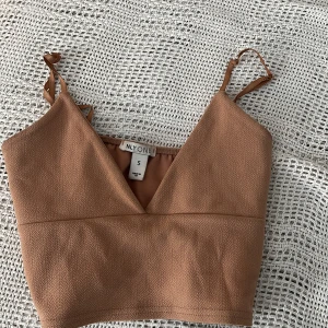 Crop top - Nude/beige färgad crop top. Originalpris 299 kr. Säljer för 70 kr. Använt en gång. Gott skick. 