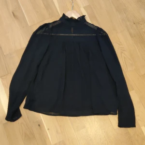 Blus - Oanvänd blus, stl 36, kan passa mindre och större storlekar pga formen. 