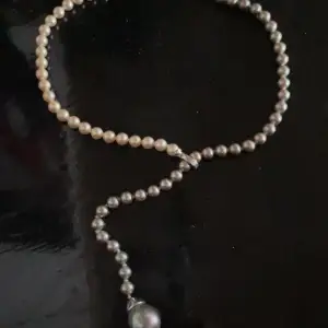 Halsband med intyg och smyckesetui inköpt i spanien år 2000. Grå och vita pärlor. På majorica.com säljs liknande halsband för 360EUR. 