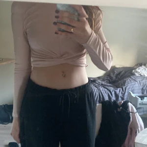 rosa magtröja - en tunn långärmad magtröja i färgen rosa