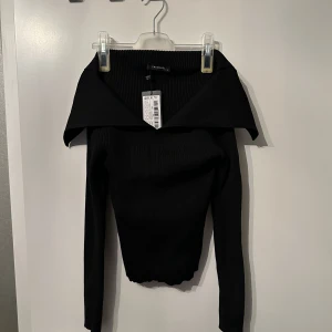 Långärmad tröja  - Långärmad tröja som är lite offshoulder, man viker ner den så långt man önskar