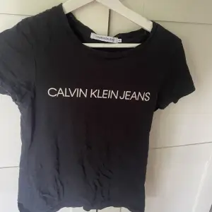 Säljer denna fina t-shirt från Calvin Klein i storlek xs! Säljs då den inte kommer till använding💕💕