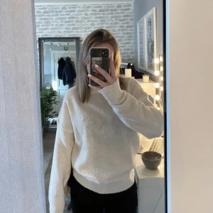 Stickad Tröja - stickad tröja ifrån lager157, helt oanvänd med lappen kvar. xs men är oversized så passar allt från xs-xl beroende på hur man vill att den ska sitta. (knappt stickig alls!!) skriv för fler bilder / info! 💕 