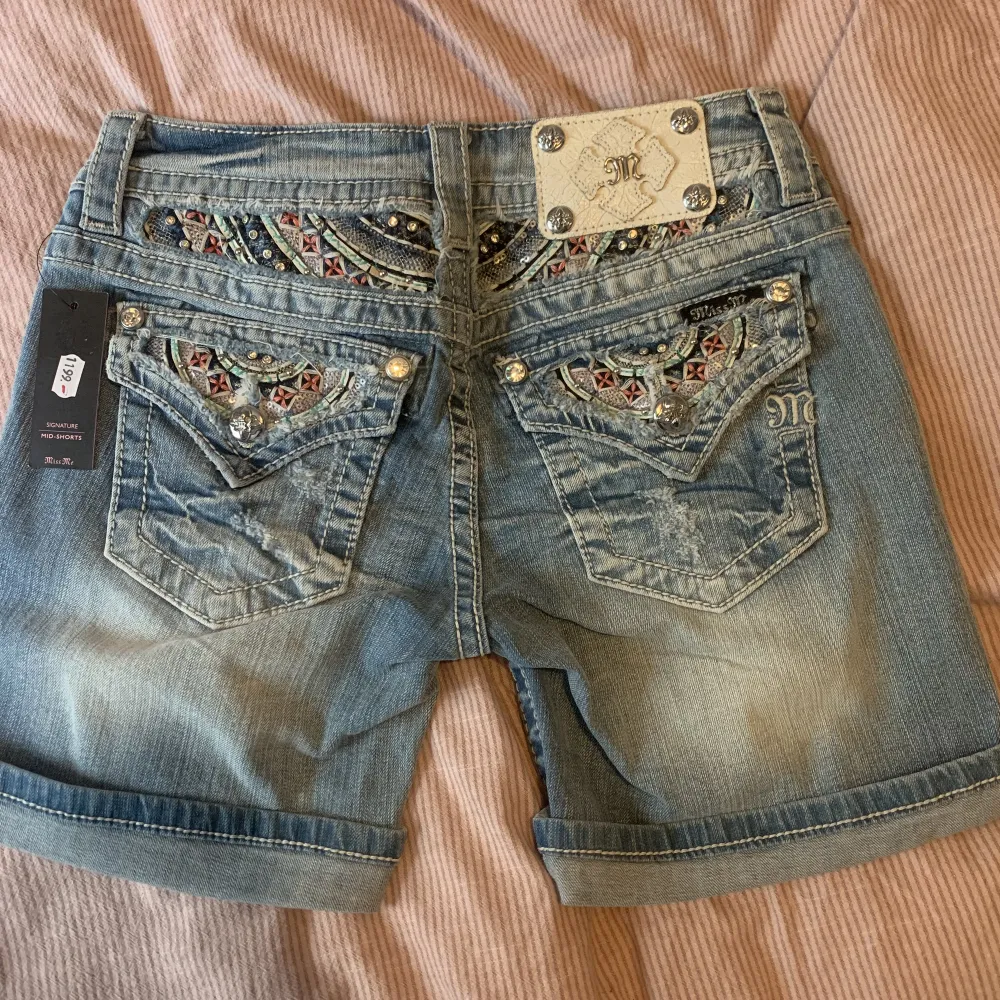 Råkat beställa fel storlek och därav säljer jag mina helt oanvända lågmidjade Miss Me shorts. Köpta för 1199 och prislappen sitter kvar🎀. Shorts.