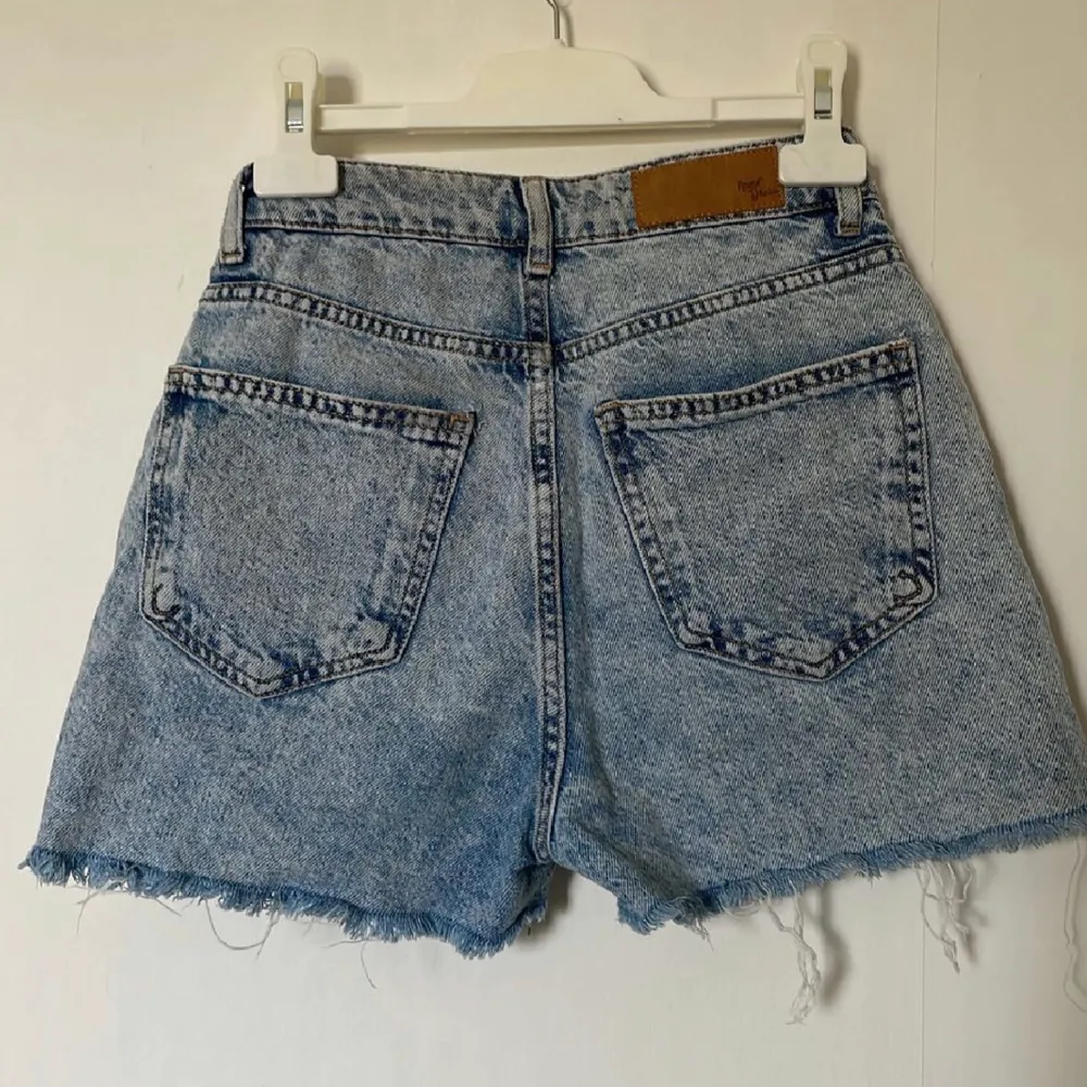 Säljer dessa söta jeansshorts från BikBok då de är för små. De användes lite grann förra sommaren, är nästan som helt nya, men de har två små hål brevid bakfickorna och ett litet hål vid gylfen, men man ser inte hålen när de sitter på☺️. Shorts.