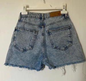 Söta jeans shorts - Säljer dessa söta jeansshorts från BikBok då de är för små. De användes lite grann förra sommaren, är nästan som helt nya, men de har två små hål brevid bakfickorna och ett litet hål vid gylfen, men man ser inte hålen när de sitter på☺️
