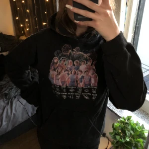 Stranger things hoodie - Säljer den här stranger things hoodien med tryck på alla karaktärer och deras autografer. Bra skick, använt typ en gång och just därför jag säljer den. 