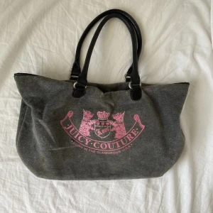 JUICY COUTURE VÄSKA - väska från juicy couture. 43.5cm längd x 27cm höjd. defekter finns