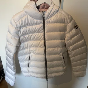 Colmar jacka  - Nästintill oanvänd colmar jacka som är ny kemtvättad som inte har några fläckar eller defekter. Super skön vinterjacka som är köpt för cirka 2000-2500 kr. Pris kan diskuteras 