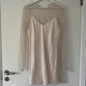 Klänning från Zara - Super fin slutsåld klänning från Zara. Aldrig använd och prislappen är kvar. Säljes då den tyvärr inte kommer till användning. Perfekt till sommaren. Köparen står för frakten🫶🏼🫶🏼