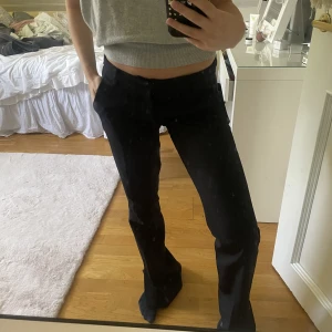 Lågmidjade kostymbyxor - Säljer dessa Lågmidjade kostymbyxor i strl 38! De är dock lite små i storleken och passar därför någon som vanligtvis har 36. Jag har kortat upp dom där nere då dom är ganska långa! De är helt slutsålda på hemsidan.